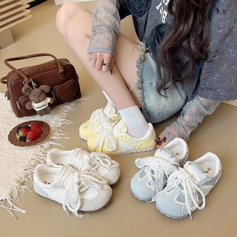 Damen Sneaker mit eleganten Spitzenakzenten und komfortabler Dämpfung