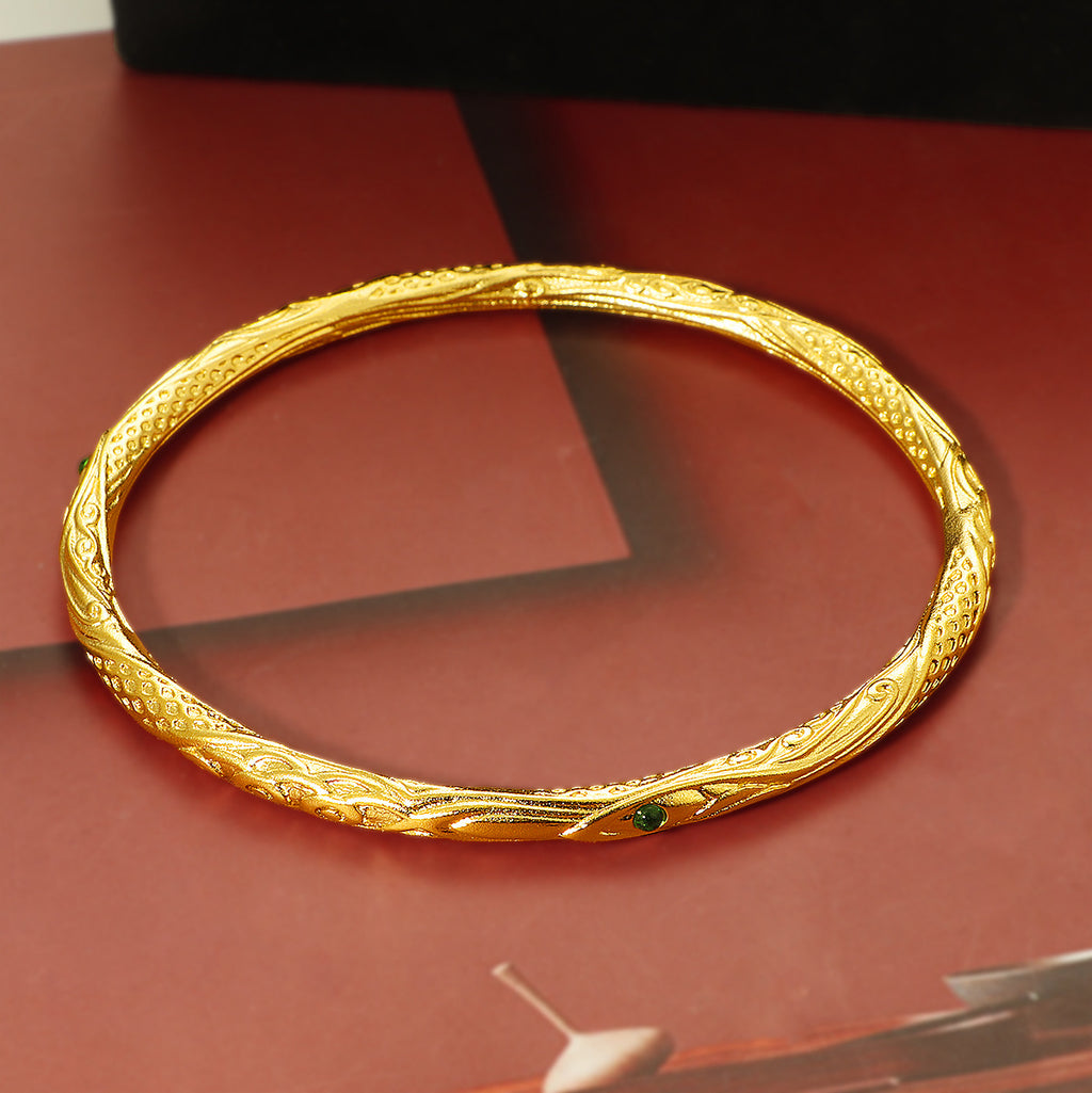 Frauen intricately designed gold bangle bracelet Shop Nory
