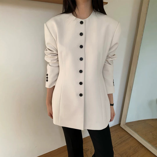 Damen Taillierter Blazer mit skulpturaler Schulter, Rundhalsausschnitt und Kontrastknopfleiste Shop Nory