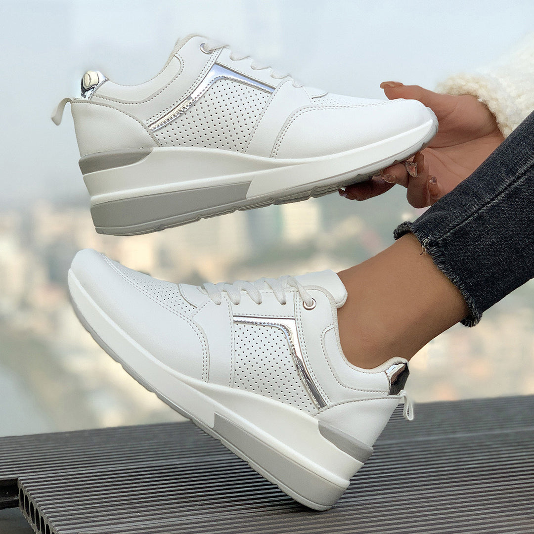 Damen Keilabsatz-Sneaker mit perforierten Einsätzen und Metallic-Details Shop Nory