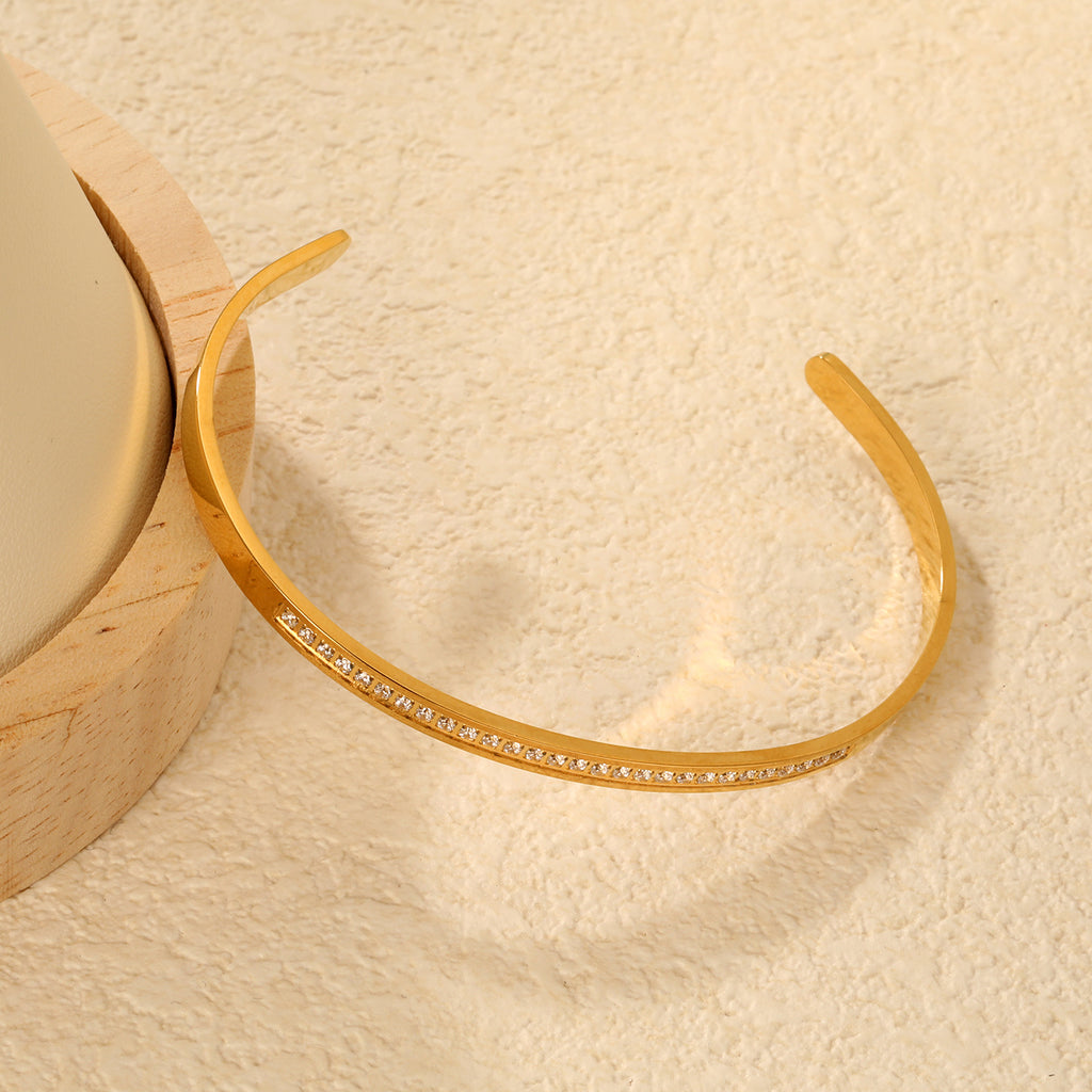Damen Armreif mit funkelnden Zirkonia und elegantem Goldfinish Shop Nory