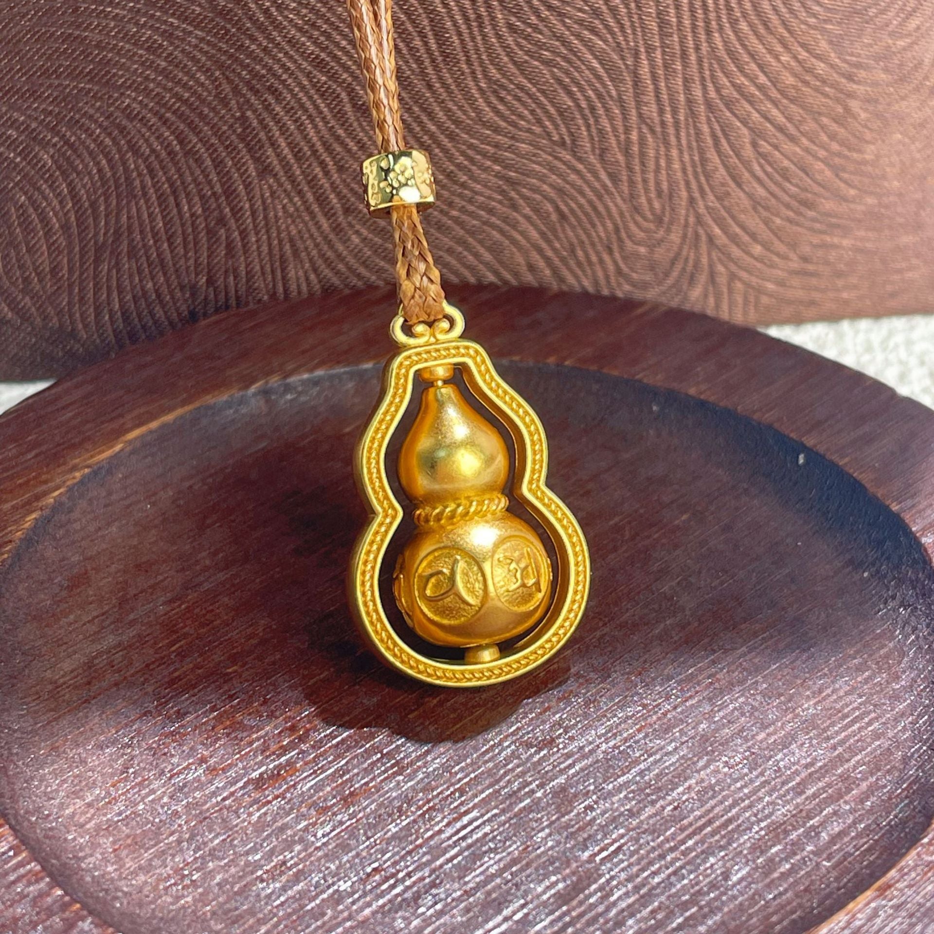 Damen Anhänger-Halskette mit kunstvollem Buddha-Motiv und geflochtenem Lederband Shop Nory
