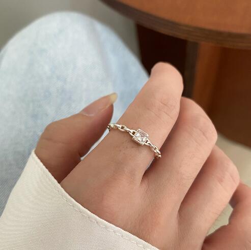 Damen Offener Ring mit elegantem Kettenmotiv und funkelndem Zirkonia Shop Nory