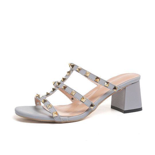 Damen Design-Sandalen mit Nietenakzenten und modernem Blockabsatz