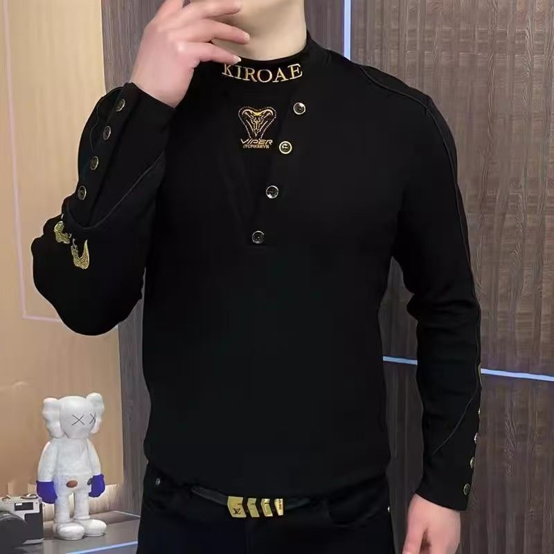 Herren Enganliegendes Langarmshirt mit Stehkragen, asymmetrischer Knopfleiste und Logo-Stick Shop Nory