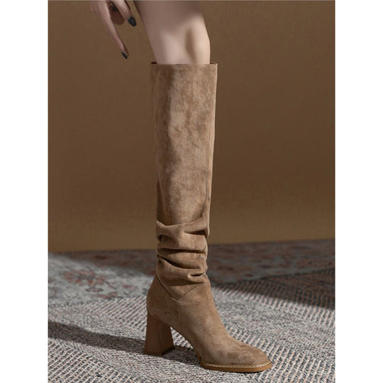 Damen kniehohe Slouch‑Stiefel mit Veloursoptik, gerafftem Schaft und sculpted Blockabsatz Shop Nory