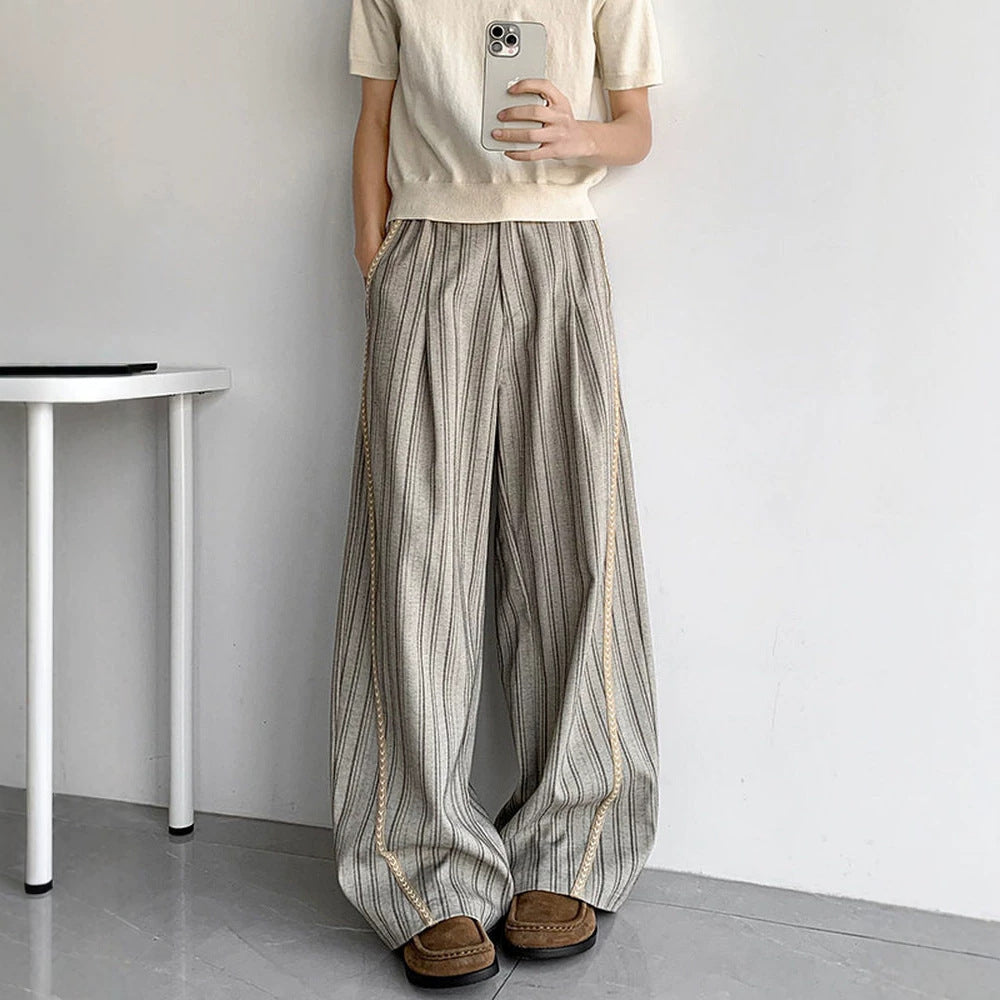 Herren weite Baggy-Hose in Anzugoptik mit feinem Nadelstreifen und geflochtener Seitenpaspel Shop Nory