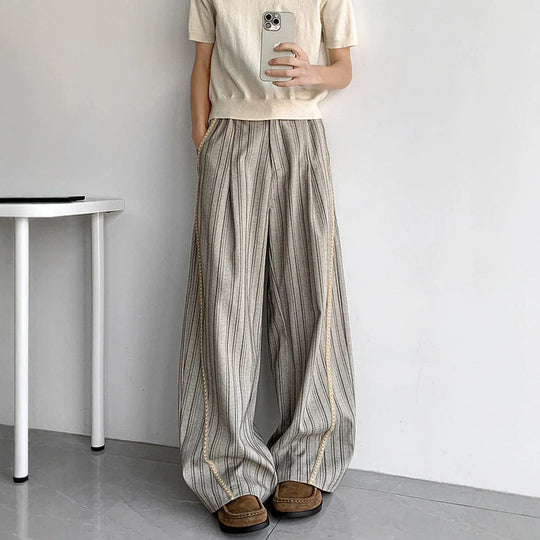 Herren weite Baggy-Hose in Anzugoptik mit feinem Nadelstreifen und geflochtener Seitenpaspel Shop Nory