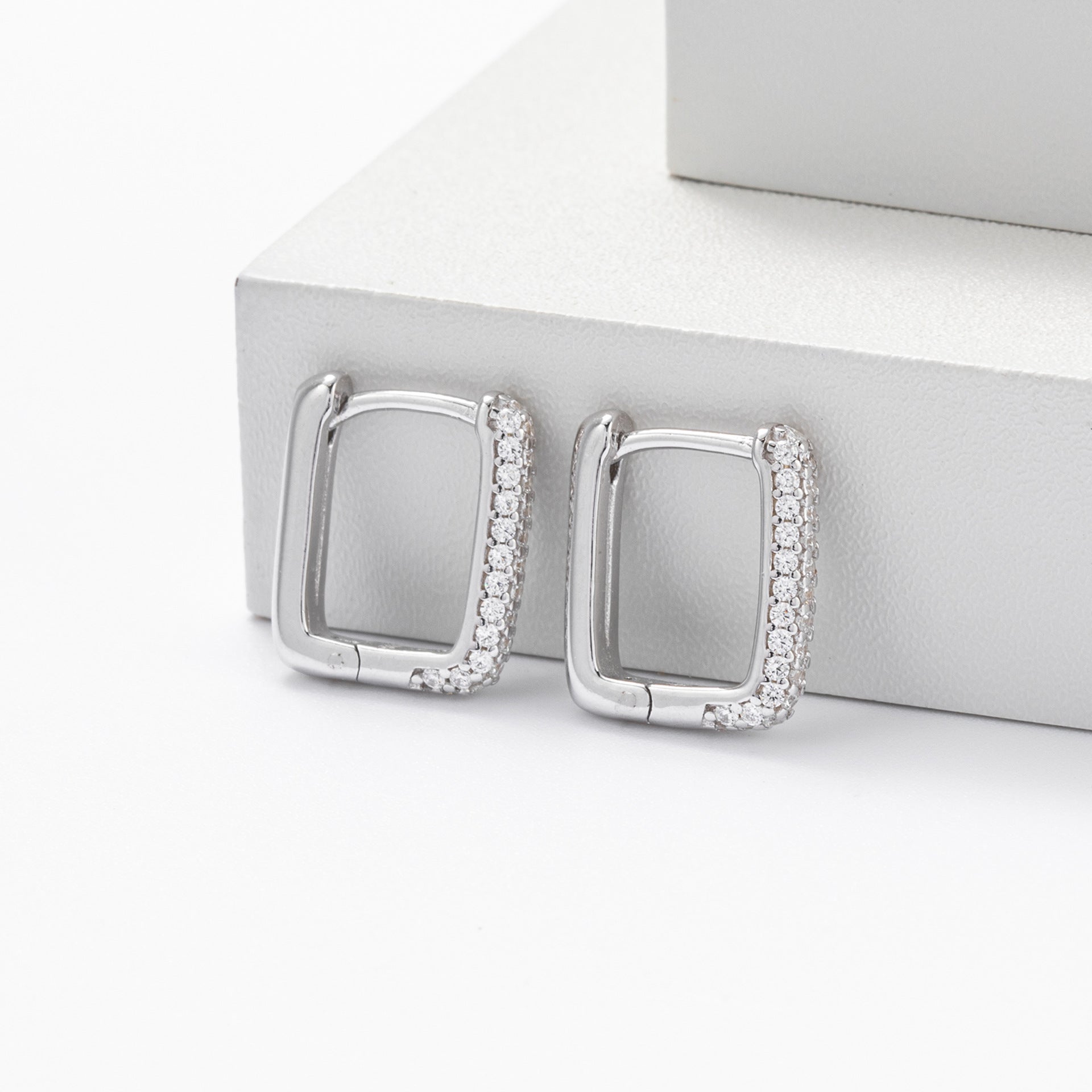 Damen Creolen aus hochwertigem 925 Sterling Silber mit funkelnden Zirkonsteinen Shop Nory