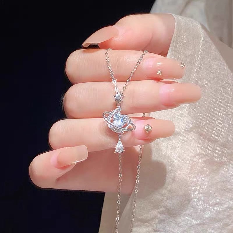 Damen Halskette mit planetarischem Anhänger und funkelnden Zirkonia Shop Nory