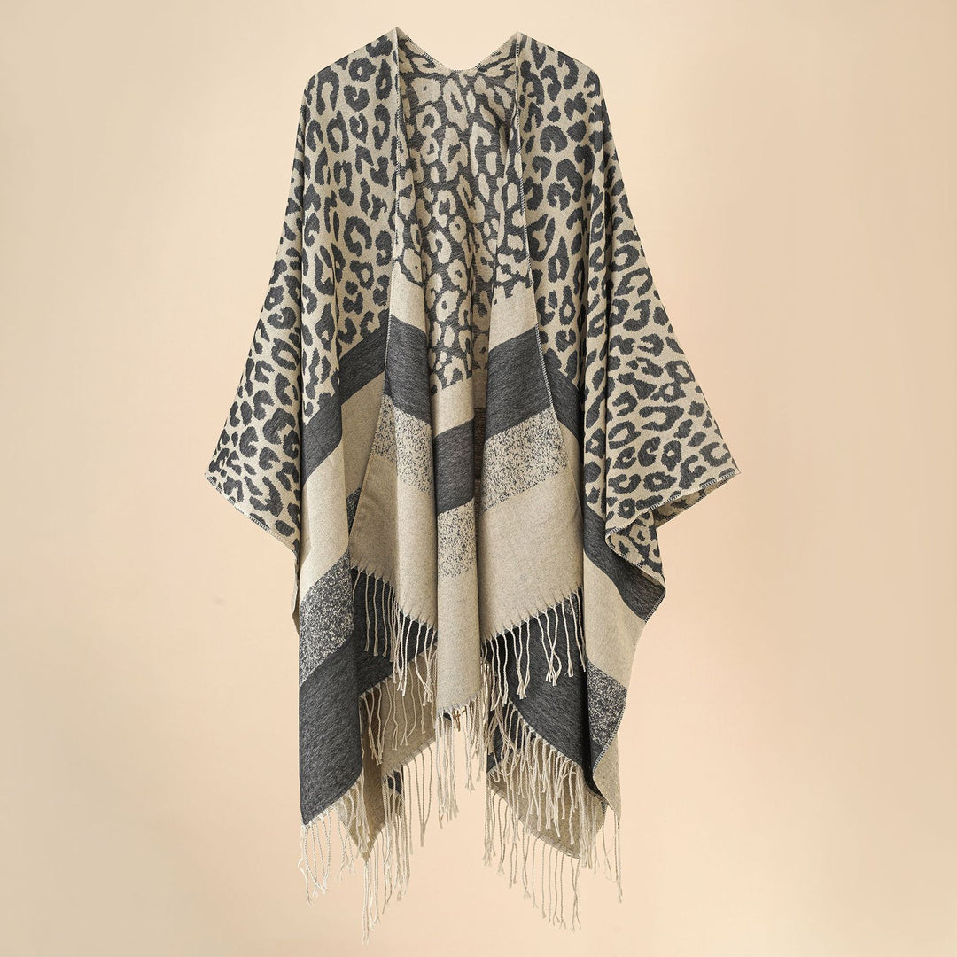Damen Oversize-Ruana mit Leo-Jacquard, Fransen und weichem Wollmix Shop Nory