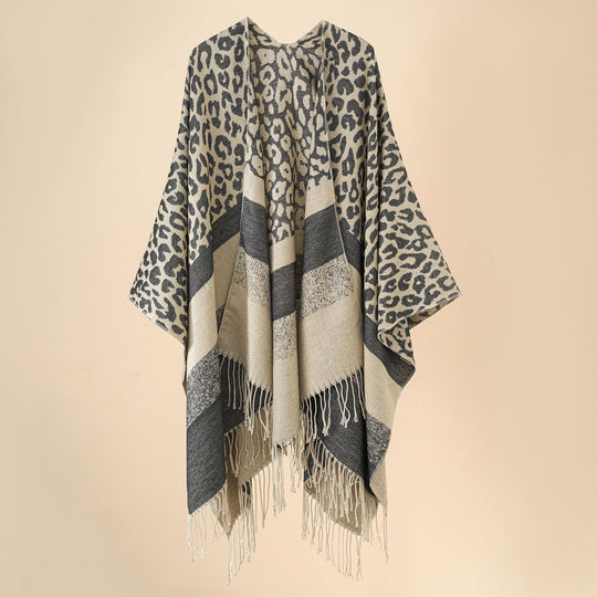 Damen Oversize-Ruana mit Leo-Jacquard, Fransen und weichem Wollmix Shop Nory