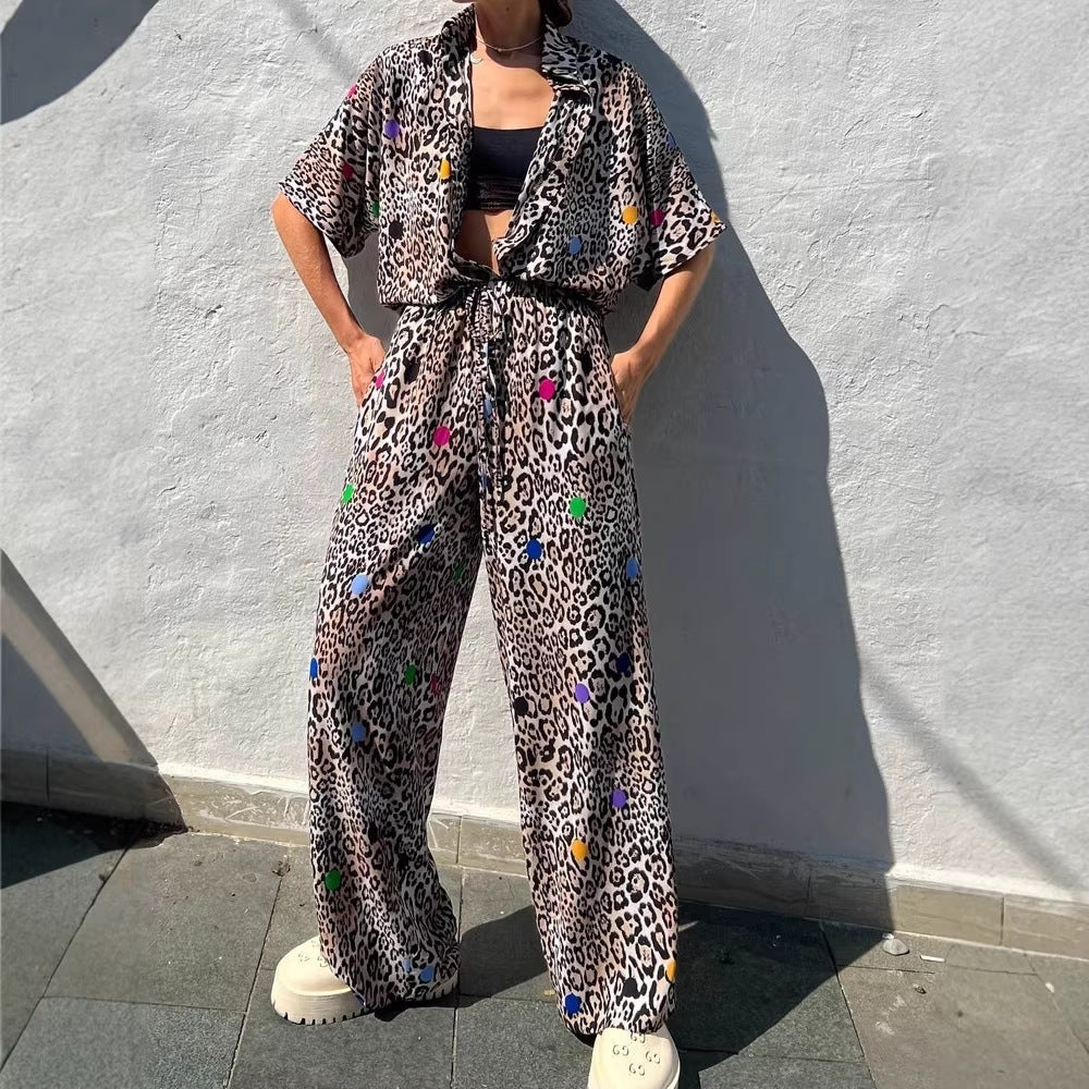 Damen zweiteiliges Safari-Print Loungewear-Set mit kurzärmeliger Hemdbluse und weitem hochgeschnittenen Palazzohose Shop Nory