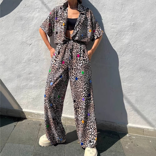 Damen zweiteiliges Safari-Print Loungewear-Set mit kurzärmeliger Hemdbluse und weitem hochgeschnittenen Palazzohose Shop Nory