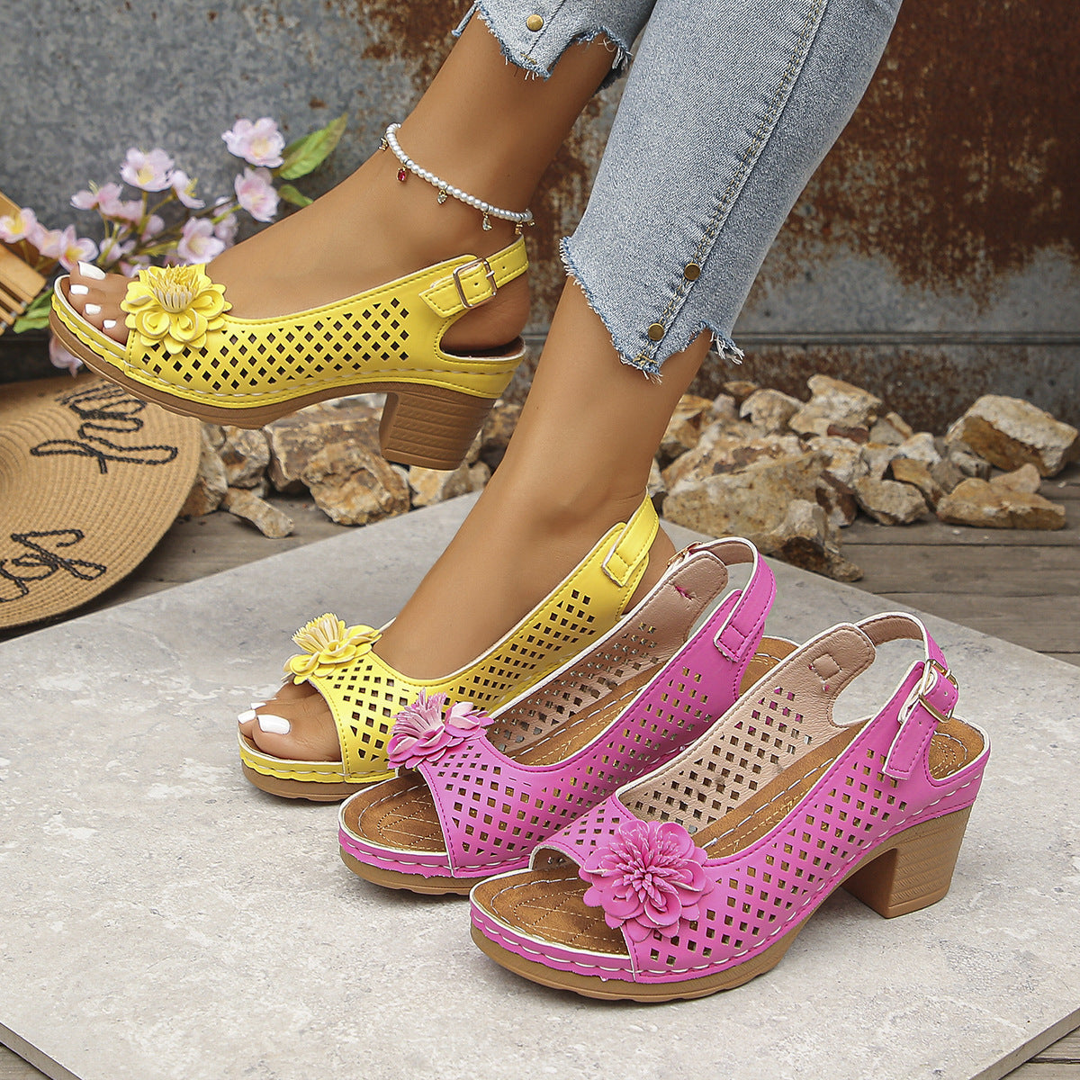 Damen Elegante und luftige Sandalen mit Blumenapplikationen