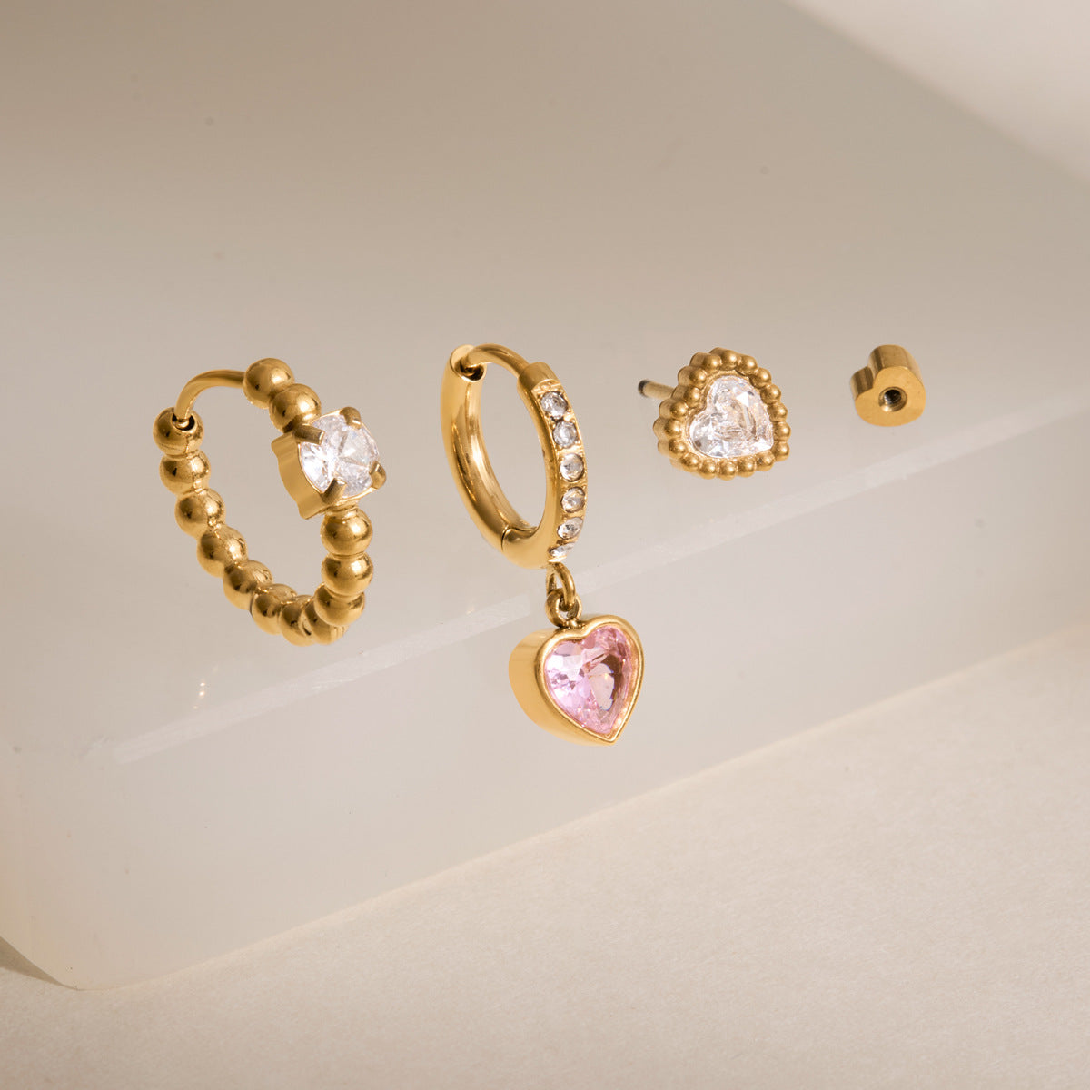 Damen Ohrhänger mit funkelnden Herzanhängern und stylishem Perlendekor Shop Nory
