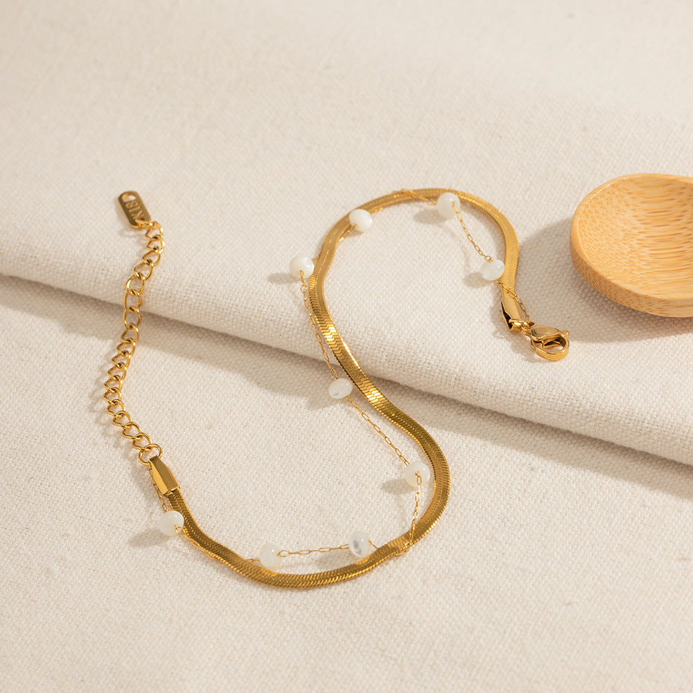 Damen Armband mit zarten Gliederketten und eleganten Perlenakzenten Shop Nory