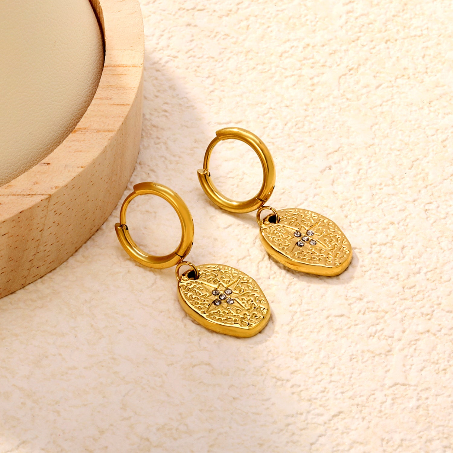 Damen Hängende Ohrringe mit kunstvollem Sternenmuster und goldplattierter Oberfläche Shop Nory