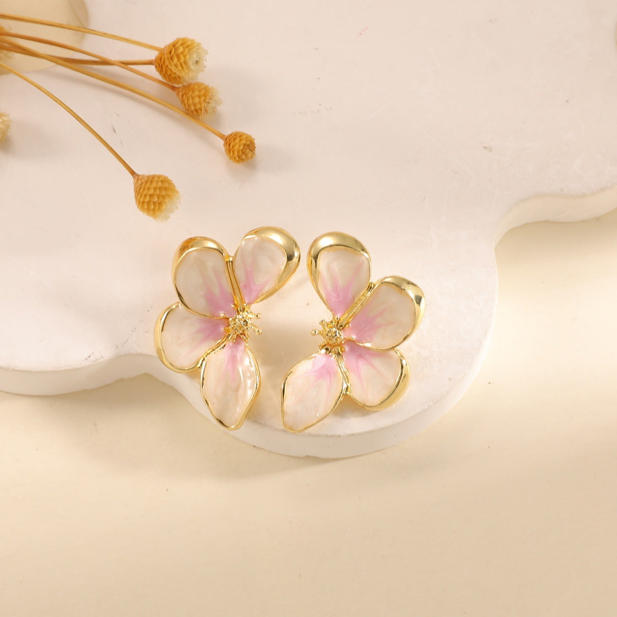 Damen Ohrclips im eleganten floralen Design mit glänzender Beschichtung Shop Nory
