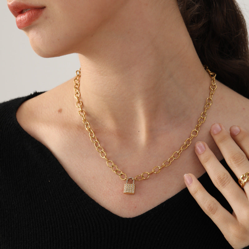 Damen Halskette mit luxuriösem Schloss-Anhänger aus goldplattiertem Edelstahl Shop Nory