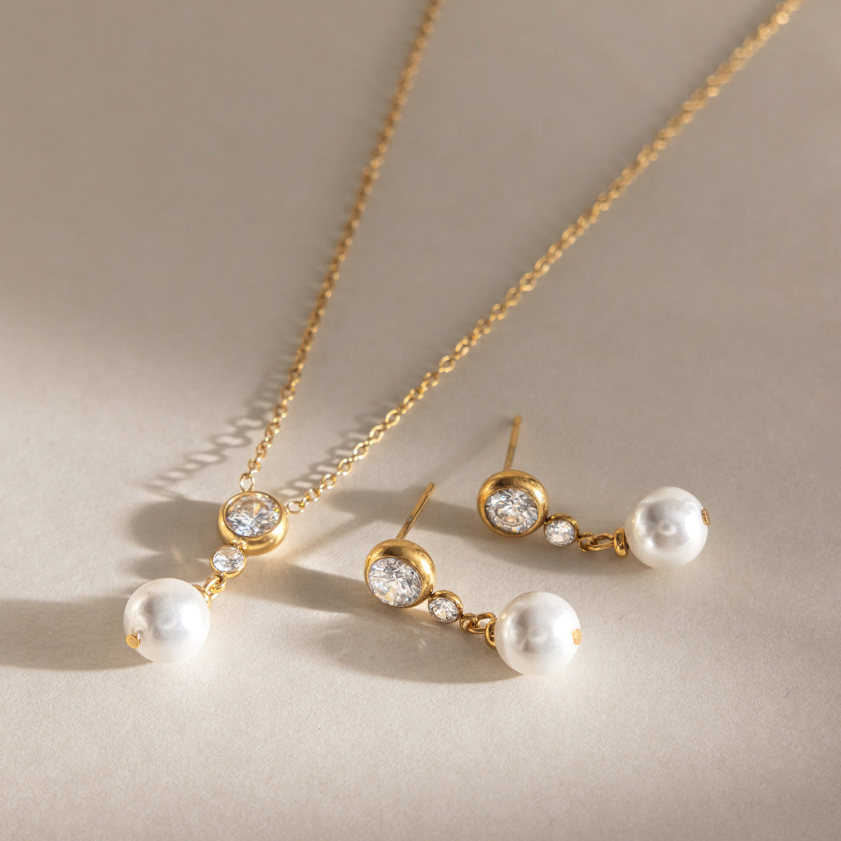 Damen Elegante Halskette mit Zirkonia und Perlenanhänger Shop Nory