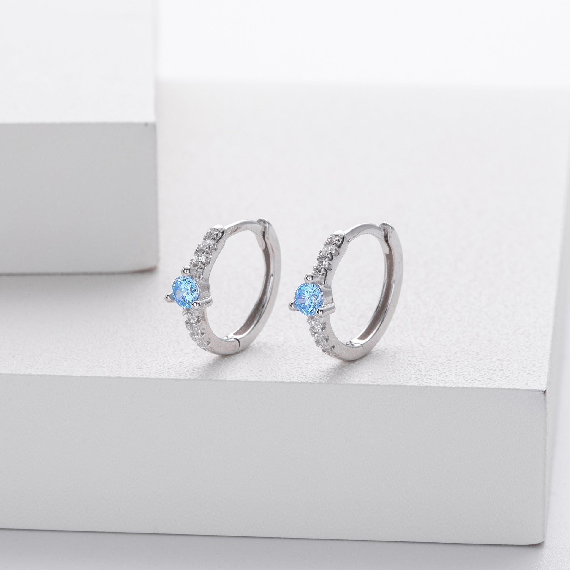 Damen Ohrhänger mit funkelndem Zirkon und eleganter goldfarbener Fassung Shop Nory