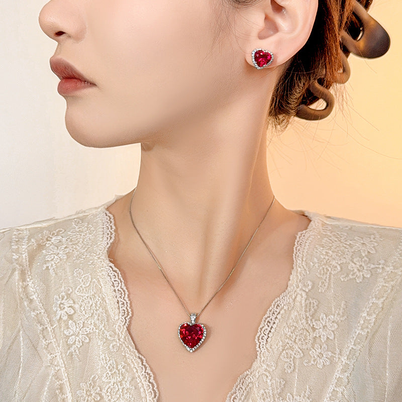 Herzförmiger facettierter Edelsteinanhänger mit Pavé-Halo und Silberkette aus Sterling Silber