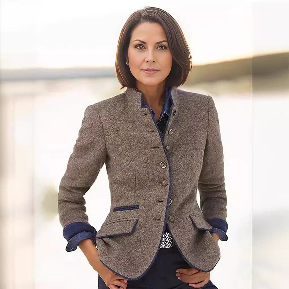 Damen eleganter Blazer mit knöpfbarem Stehkragen und kontrastierenden Taschen