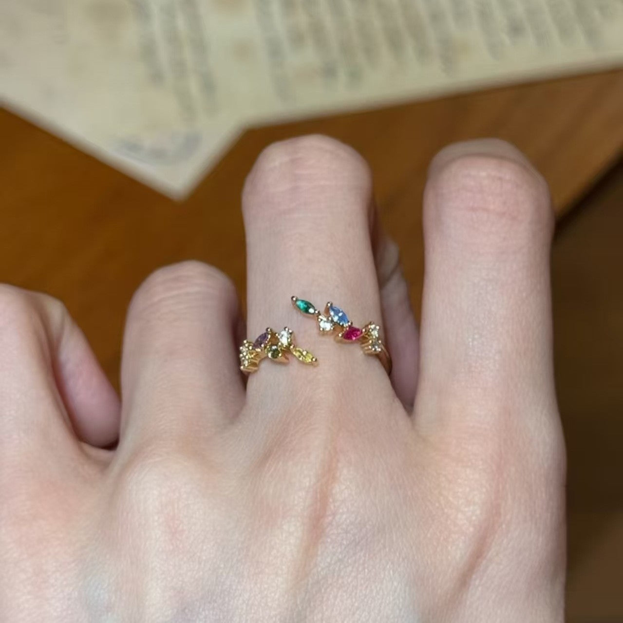 Damen zierlicher Ring mit bunten Zirkonia-Elementen und elegantem Design Shop Nory