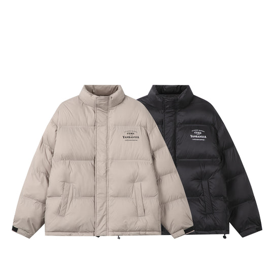 Unisex Kurz geschnittene wattierte Oversize-Jacke mit hohem Stehkragen und Logo-Print Shop Nory