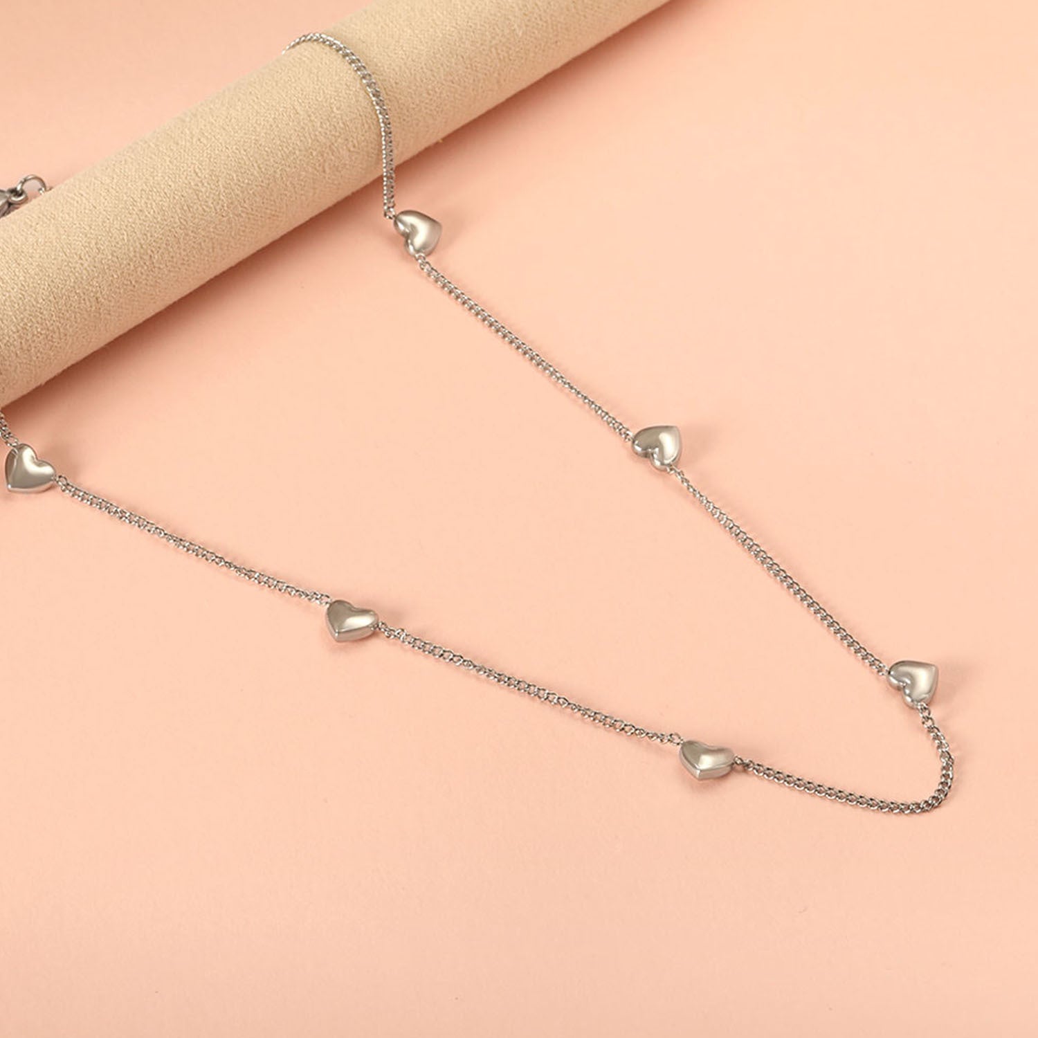 Damen Halskette mit herzförmigen Anhängern und eleganter Kettengestaltung Shop Nory