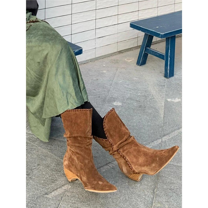 Damen Mid‑Calf Slouch‑Stiefel aus Velours mit spitzer Zehenpartie, geflochtenem Zierband und skulpturiertem Absatz Shop Nory