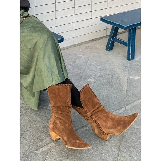 Damen Mid‑Calf Slouch‑Stiefel aus Velours mit spitzer Zehenpartie, geflochtenem Zierband und skulpturiertem Absatz Shop Nory