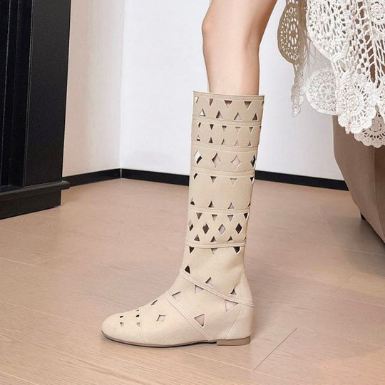 Damen kniehohe Stiefel mit geometrischen Cut-Outs und flacher Sohle Shop Nory