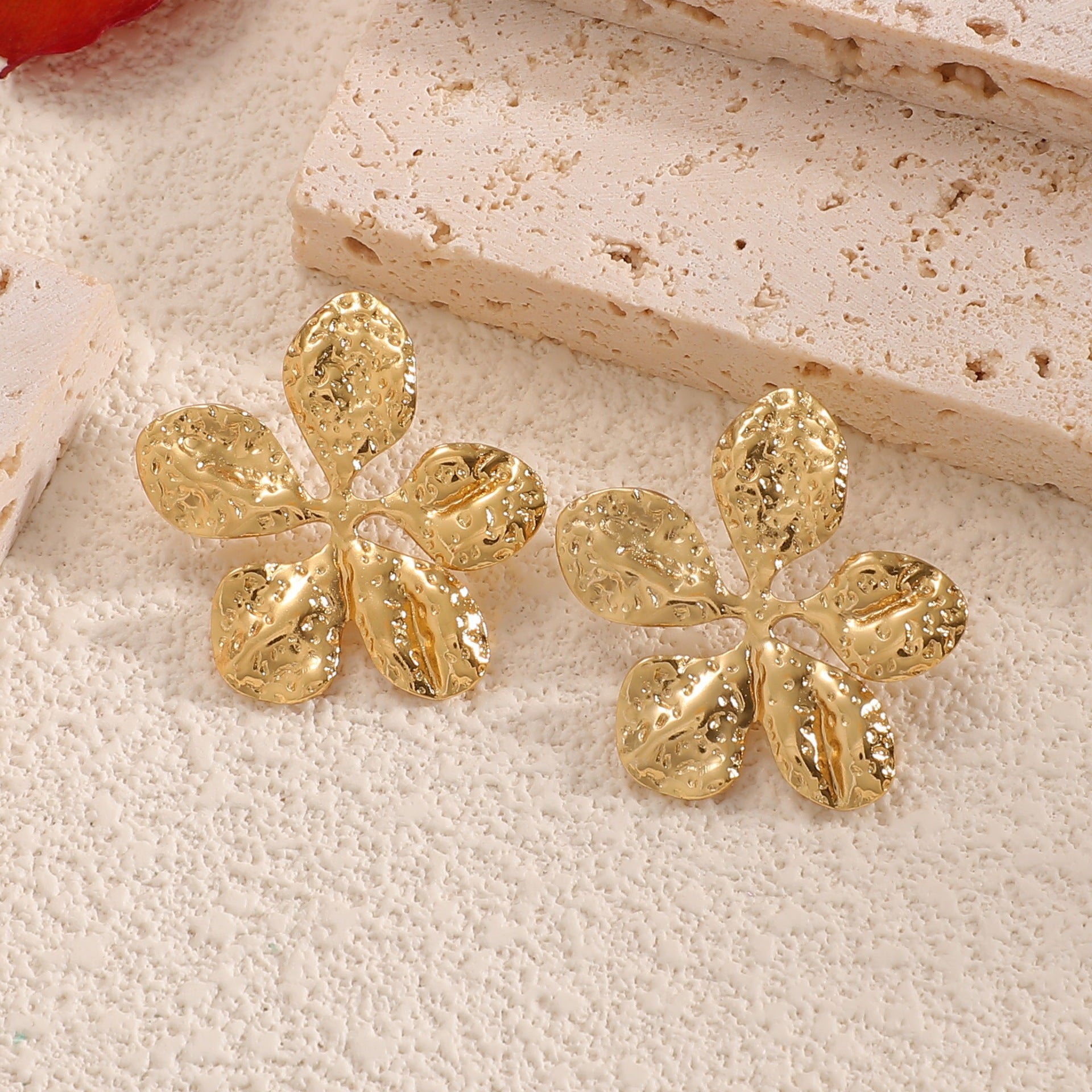 Damen Schmuckbroschen im floralen Golddesign Shop Nory