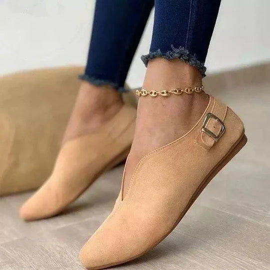 Damen Flache Slipper-Ballerina mit spitz zulaufender Vorderkappe, V‑Ausschnitt und Zierschnalle Shop Nory