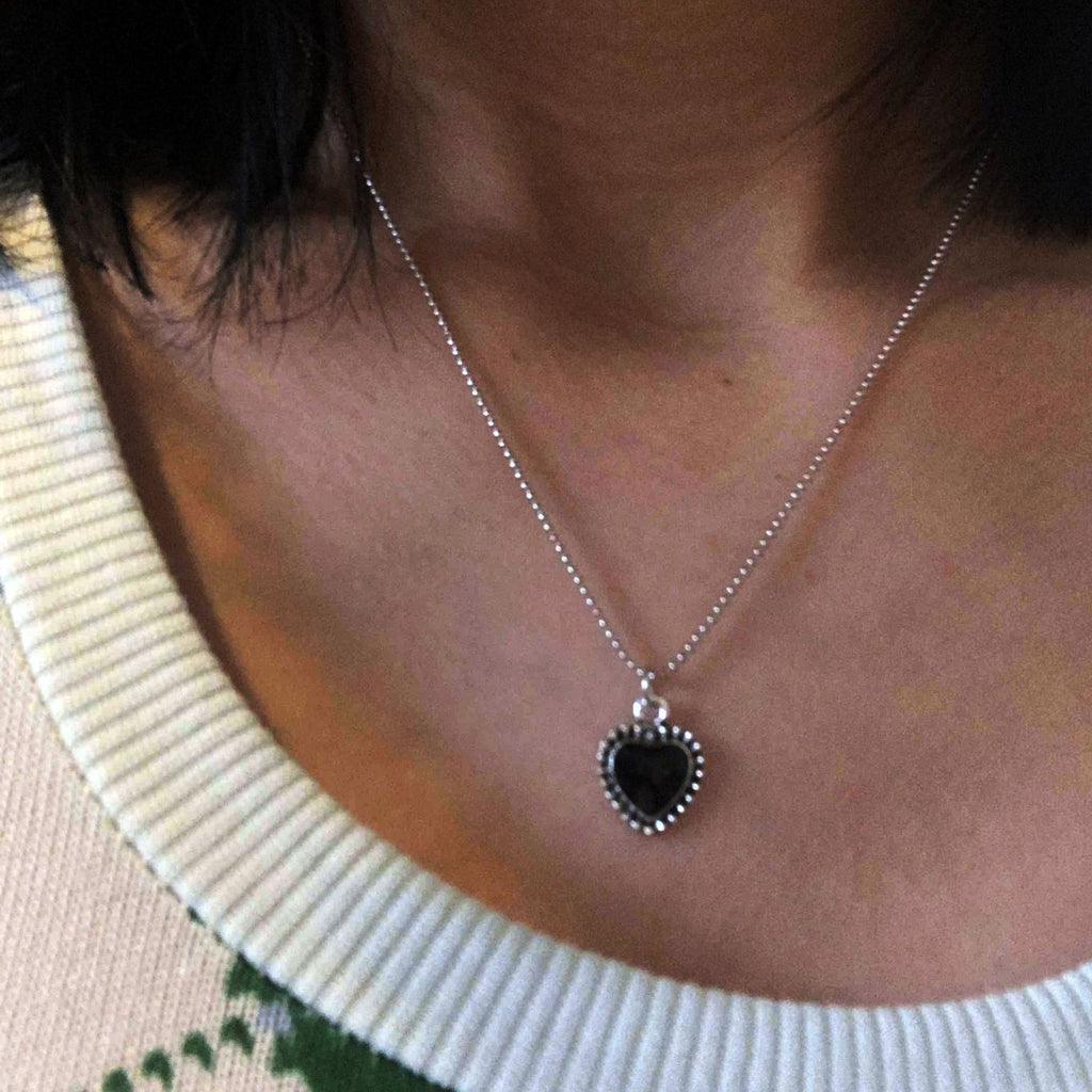 Damen Halskette mit herzförmigem Kristall und eleganter Spiralauflage Shop Nory