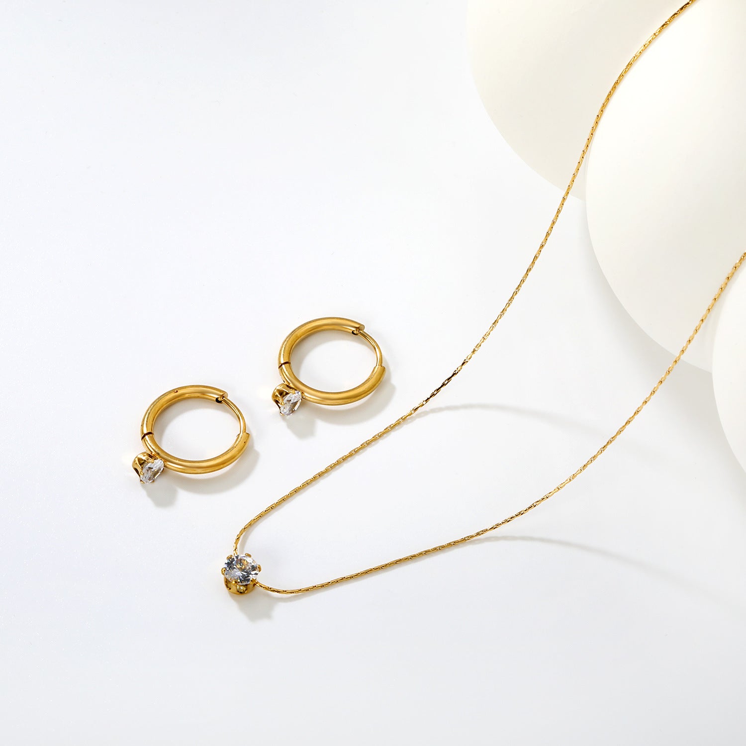 Damen Schmuckset aus eleganten Halskette und funkelnden Ohrsteckern Shop Nory
