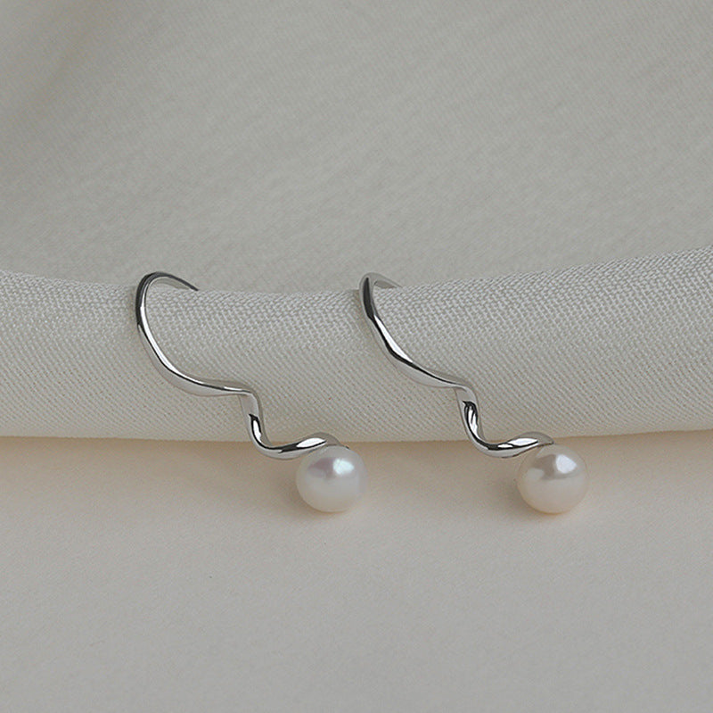 Damen Ohrringe mit geschwungenem Drahtdesign und zarter Perle Shop Nory