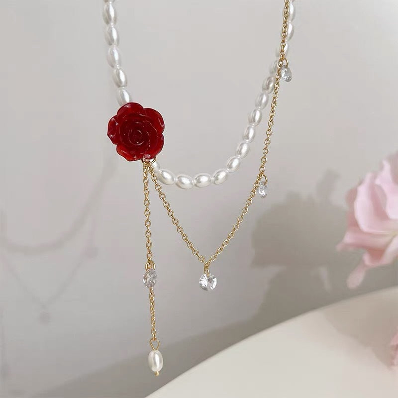 Damen Halskette mit perligen Akzenten und rotem Rosenanhänger Shop Nory