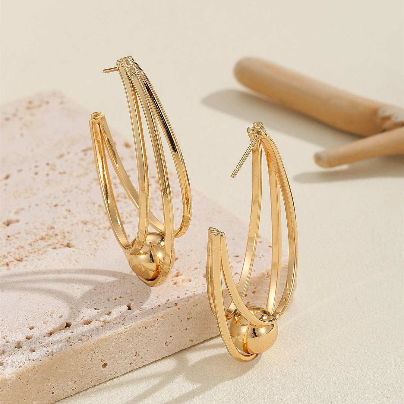 Damen Ohrringe mit eleganten, geschwungenen Linien Shop Nory