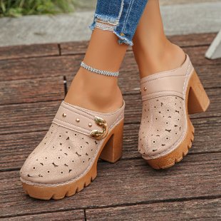 Damen Plateau-Mules mit grober Profilsohle, mittelhohem Blockabsatz und Zierschnalle Shop Nory