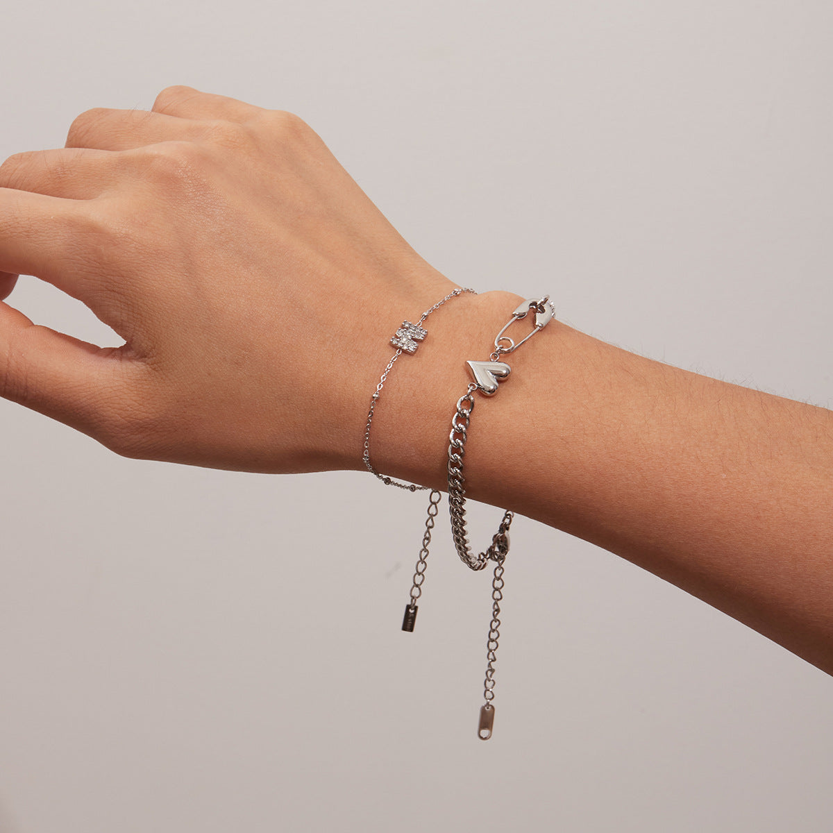 Damen Armband mit funkelndem Zirkonia-Besatz und verstellbarem Edelstahlverschluss Shop Nory