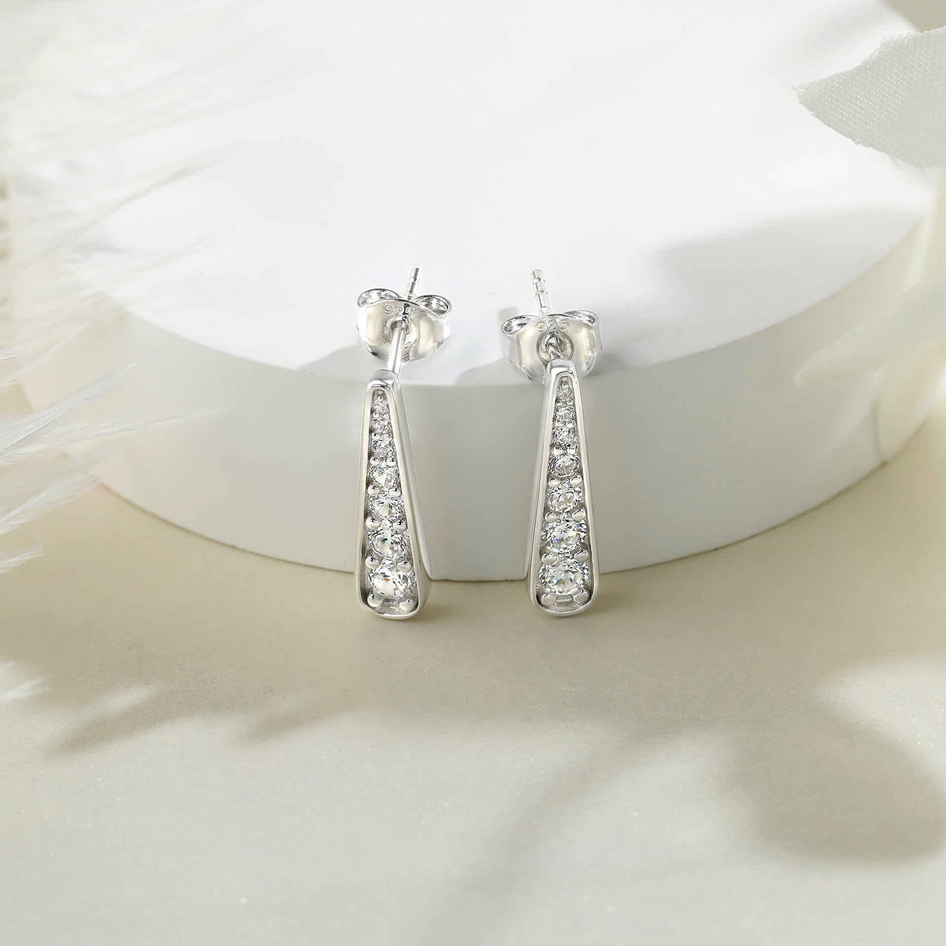 Damen Ohrringe mit funkelnden Zirkonia-Details im modernen Design Shop Nory