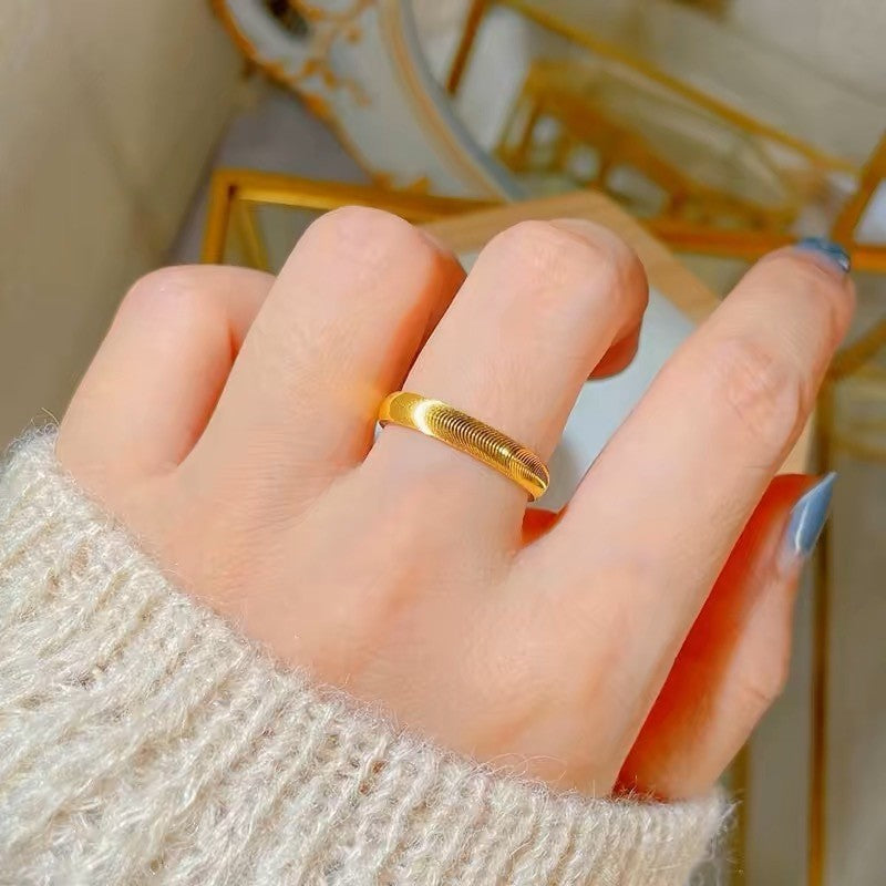 Damen Kunstvoller Ring mit eleganter Linienstruktur Shop Nory