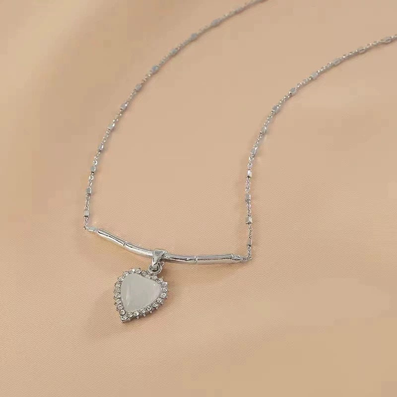 Damen Halskette mit herzförmigem Anhänger aus hochwertigem Edelstein und funkelnden Zirkonia Shop Nory