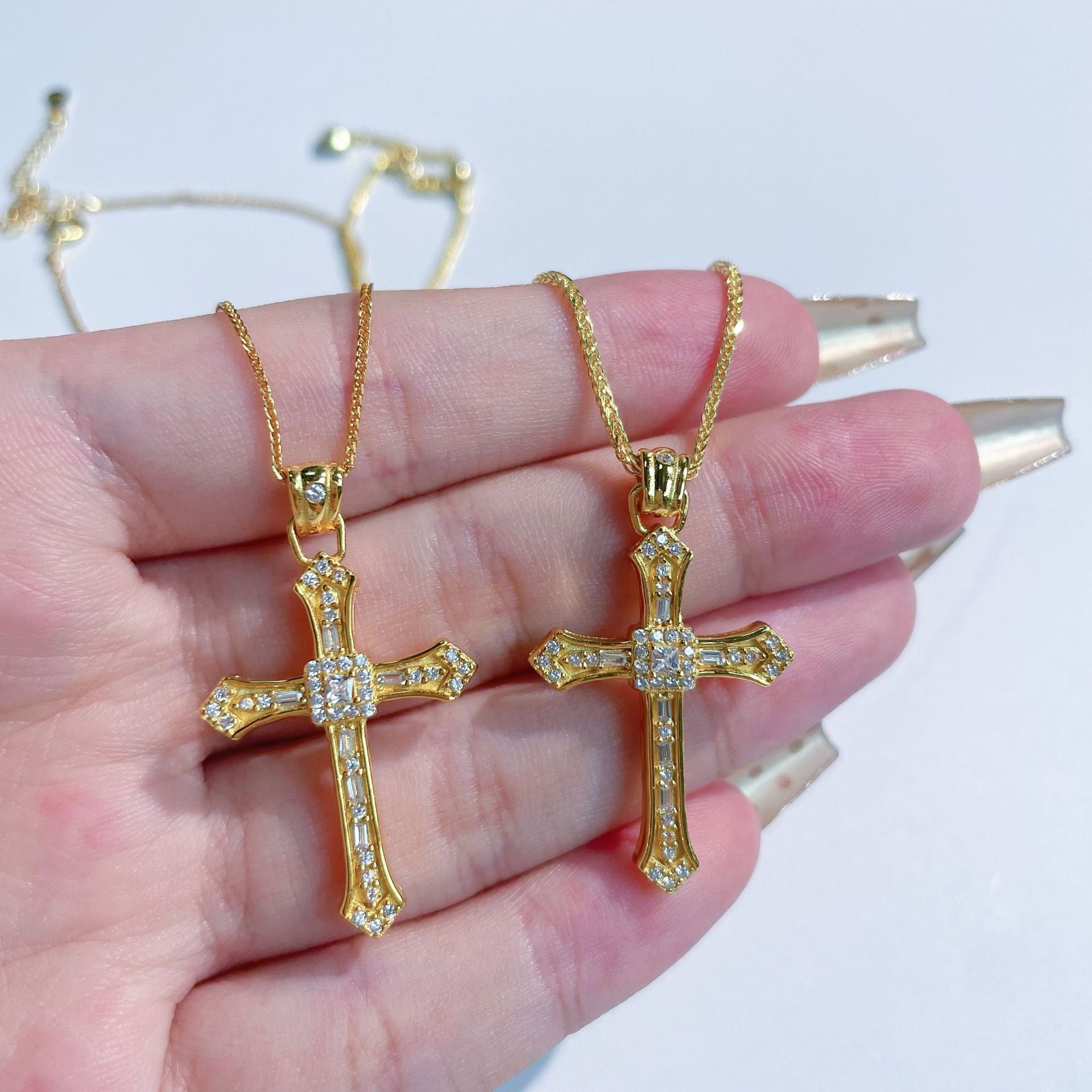 Damen Halskette mit einem kunstvollen Kreuzanhänger und funkelnden Zirkonia Shop Nory