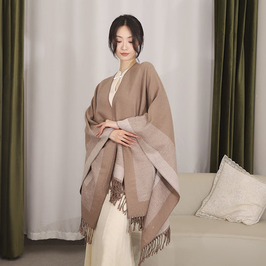 Damen Rechteckiger Wollmix‑Poncho mit offener Front, feiner Kettelnaht und Fransensaum Shop Nory