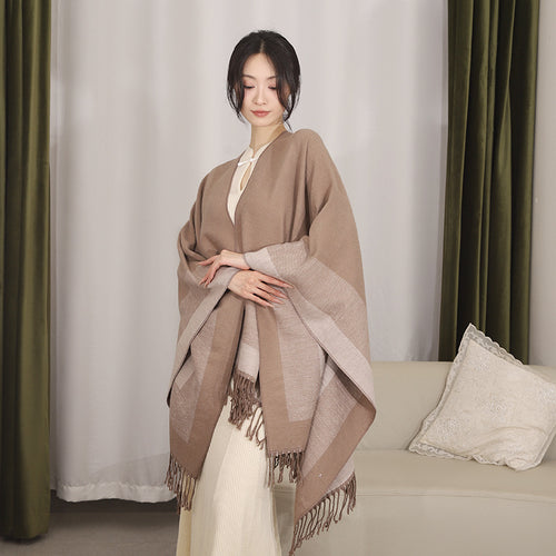 Damen Rechteckiger Wollmix‑Poncho mit offener Front, feiner Kettelnaht und Fransensaum Shop Nory