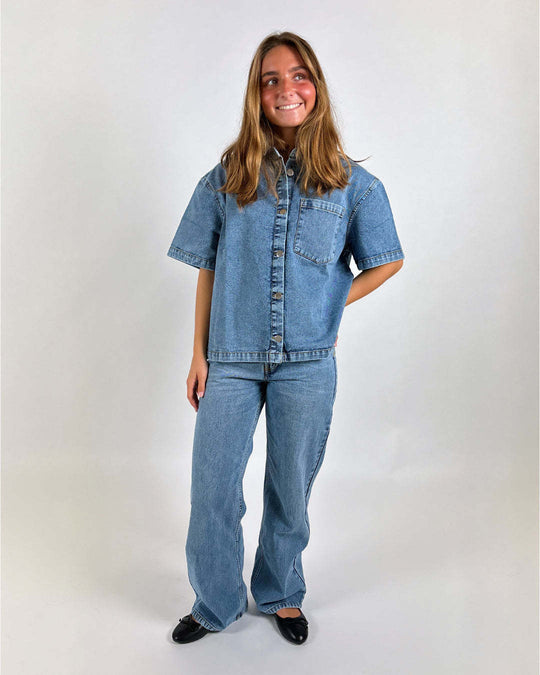 Damen Oversized Denim-Hemd mit kurzen Ärmeln und aufgesetzten Taschen